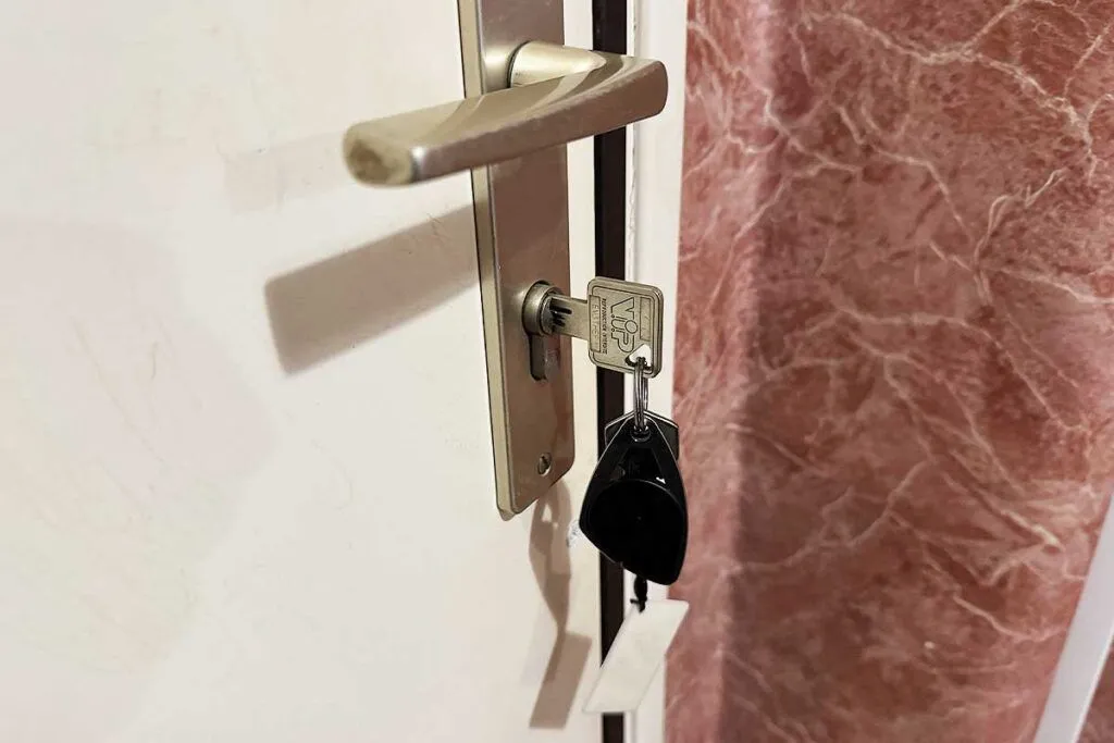 Riesgos de seguridad al dejar las llaves en la cerradura: una práctica para repensar